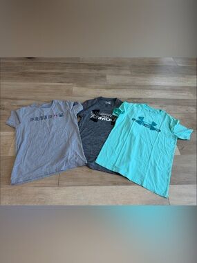 Under Armour Men Short Sleeve Tees in Gray, Charcoal & Aqua
